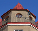 Zdjęcie przedstawia zbliżenie wieżyczki pałacu w Rąbinie.                                                                                                                                               