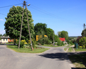 Zdjęcie przedstawia ulicę we wsi Moczyły.                                                                                                                                                               