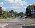 Zdjęcie przedstawia rondo w centrum Sławoborza. Skrzyżowanie dróg Świdwin - Białogard - Rymań - Kołobrzeg.                                                                                              