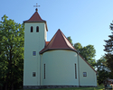 Zdjęcie przedstawia tylną fasadę kościoła w Rąbinie w widoku od strony północnej.                                                                                                                       
