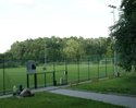 Widok przedstawia Stadion miejski im. Bronisława Bagińskiego  - boisko treningowe ze sztuczną trawą                                                                                                     
