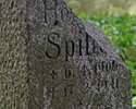 Zdjęcie przedstawia zbliżenie na uszkodzony kamień nagrobny na starym cmentarzu w Starym Resku. Można odczytać część nazwiska i daty 6 kwietnia 1908 - 17 luty 1941.                                    