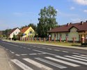 Zdjęcie przedstawia ulicę we wsi Trzeszczyn.                                                                                                                                                            