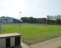 Zdjęcie przedstawia boisko stadionu miejskiego w Kołobrzegu.                                                                                                                                            