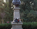 Zdjęcie przedstawia pomnik Kornela Ujejskiego.                                                                                                                                                          