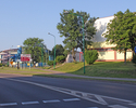 Zdjęcie przedstawia kompleks basenów (w głębi) oraz po prawej stronie kadru dyskont Biedronka w Świdwinie, widok od ulicy Drawskiej.                                                                    