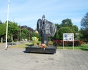 Zdjęcie przedstawia pomnik dedykowany I Marszałkowi Polski Józefowi Piłsudskiemu w Kołobrzegu.                                                                                                          