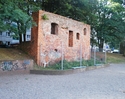 Zdjęcie przedstawia pozostałości po Baszcie Więziennej w Kołobrzegu.                                                                                                                                    