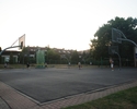 Zdjęcie przedstawia boisko sportowe do koszykówki na Osiedlu Bukowym.                                                                                                                                   