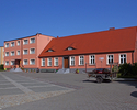 Zdjęcie przedstawia budynek plebani przy kościele pw. MBNP w Świdwinie.                                                                                                                                 