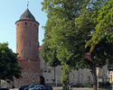 Zdjęcie przedstawia zamek w Świdwinie, widok od strony wschodniej. Widoczna wieża zamkowa wraz z bramą.                                                                                                 