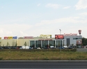 Zdjęcie przedstawia Centrum Handlowe Słoneczne wraz z otoczeniem.                                                                                                                                       