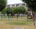 Zdjęcie przedstawia plac zabaw przy osiedlu Nowa w Połczynie Zdroju.                                                                                                                                    