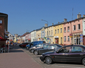 Zdjęcie przedstawia ulicę 3 Marca, po prawej stronie front Hali Sportowej w Świdwinie, z lewej budynek ROSSMANN z bankomatem.                                                                           