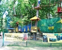 Zdjęcie przedstawia wejście na teren Parku Linowego Gibon.                                                                                                                                              