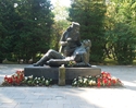 Zdjęcie przedstawia pomnik Sanitariuszki który znajduję się w Kołobrzegu.                                                                                                                               