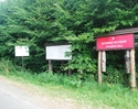 Zdjęcie przedstawia tablice informacyjne znajdujące się przy wjeździe do Rezerwatu Stramniczka.                                                                                                         