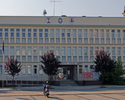 Zdjęcie przedstawia front budynku Urzędu Miasta i Gminy w Świdwinie.                                                                                                                                    