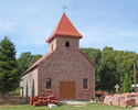 Zdjęcie przedstawia ścianę boczną i front kościoła w Starym Ludzicku.                                                                                                                                   