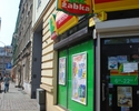 Zdjęcie przedstawia wejście do sklepu Żabka przy ulicy Krasińskiego w Szczecinie.                                                                                                                       