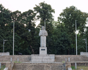 Zdjęcie przedstawia pomnik Adama Mickiewicza.                                                                                                                                                           