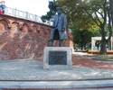 Zdjęcie przedstawia pomnik Stanisława Mieszkowskiego w Kołobrzegu.                                                                                                                                      