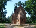 Zdjęcie przedstawia kościół w Budzistowie wraz z najbliższym otoczeniem.                                                                                                                                