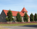 Zdjęcie przedstawia kościół w Starym Ludzicku, widok od strony boiska sportowego.                                                                                                                       