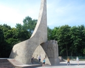 Zdjęcie przedstawia pomnik Zaślubin Polski z Morzem który znajduję się w Kołobrzegu.                                                                                                                    