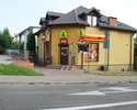 Zdjęcie przedstawia sklep Żabka który znajduję się na ulicy Nehringa w Szczecinie.                                                                                                                      
