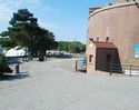 Zdjęcie przedstawia wejście do Fortu Ujście wraz z najbliższym otoczeniem.                                                                                                                              