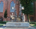 Zdjęcie przedstawia pomnik Milenijny który znajduję się w Kołobrzegu.                                                                                                                                   