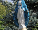 Zdjęcie przedstawia zbliżenie figury Matki Boskiej przed kościołem w Czarnkowiu.                                                                                                                        