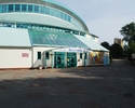 Zdjęcie przedstawia wejście do hali Millenium w Kołobrzegu.                                                                                                                                             