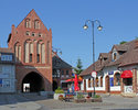 Zdjęcie przedstawia bramę miejską w Świdwinie, widok od strony ulicy Słowiańskiej.                                                                                                                      