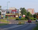 Zdjęcie przedstawia dyskont Biedronka w Świdwinie, widok od strony ulicy Armii Krajowej.                                                                                                                