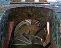 Zdjęcie przedstawia zbliżenie na wieżę widokową w Świdwinie. Widoczne wnętrze wieży ze spiralnymi schodami.                                                                                             