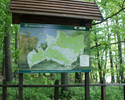 Widok przedstawia Jezioro Piaseczno - tablica informacyjna.                                                                                                                                             