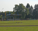 Zdjęcie przedstawia zbliżenie na trybuny stadionu sportowego w Świdwinie.                                                                                                                               