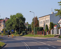 Zdjęcie przedstawia ulicę Drawską w Świdwinie, widok od strony parku miejskiego.                                                                                                                        