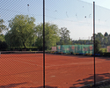 Zdjęcie przedstawia korty tenisowe w Świdwinie. Widok od strony parkingu.                                                                                                                               