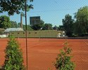 Zdjęcie przedstawia korty tenisowe w Świdwinie. Widok od strony parkingu.                                                                                                                               