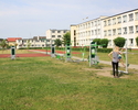 Zdjęcie przedstawia siłownię zewnętrzną przy Zespole Szkół w Policach.                                                                                                                                  