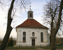 Na zdjęciu widnieje kościół filialny pw. Podwyższenia Krzyża Świętego w Dobropolu.                                                                                                                      