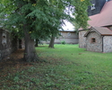 Na zdjęciu widnieje cmentarz przykościelny w Czarnówku.                                                                                                                                                 