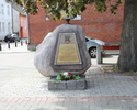 Na zdjęciu widać pomnik na postumencie znajdujący się nieopodal Muzeum Regionalnego w Szczecinku.                                                                                                       