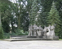 Na zdjęciu widnieje pomnik na cmentarzu wojennym w Chojnej.                                                                                                                                             