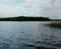 Widok przedstawia wyspę na jeziorze Bierzwnik.                                                                                                                                                          