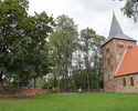 Na zdjęciu widnieje cmentarz przykościelny w Wełtyniu.                                                                                                                                                  