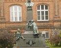 Na zdjęciu widnieje pomnik Ch. F. Kocha w Moryniu.                                                                                                                                                      